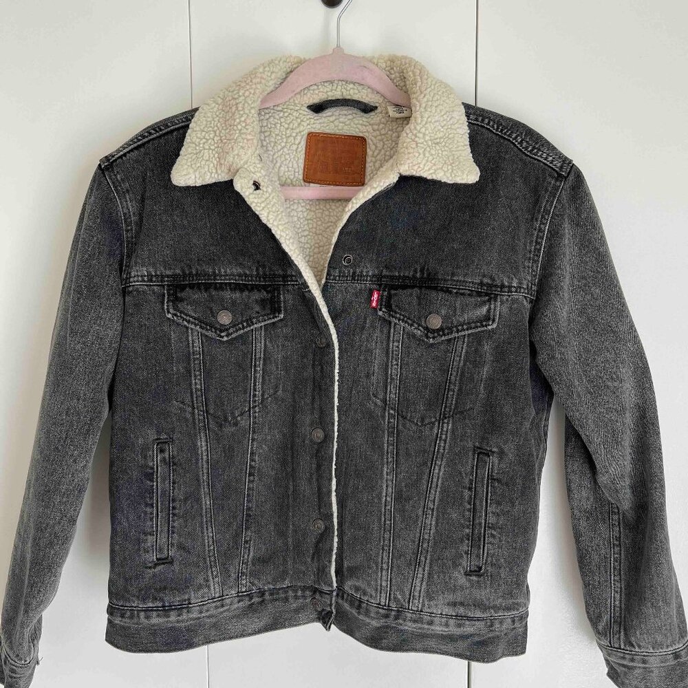 Levis Black Sherpa Lined Jacket — Size Medium